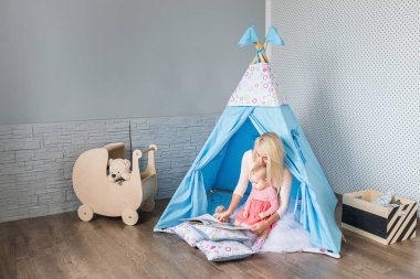 Bir teepee çocukları ile anne