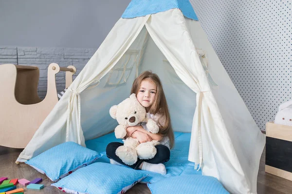 Bir teepee çadır ile oynayan çocuk — Stok fotoğraf