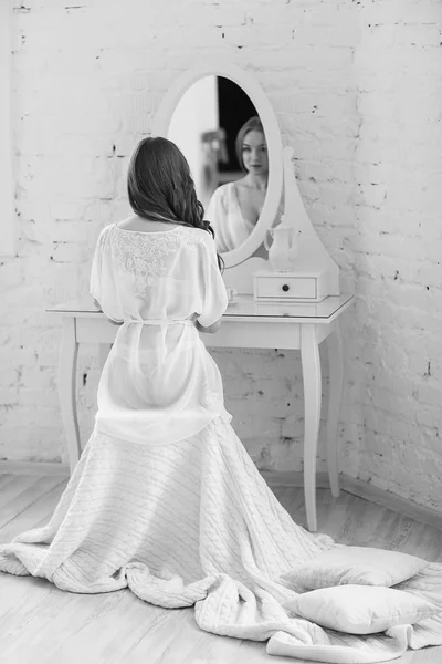 Gentlebride in neglige voorbereiden op de bruiloft. — Stockfoto