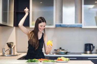 kadın bir bıçak ile taze biber kesilmiş başlar.