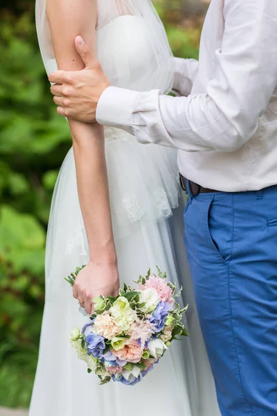 Bela noiva jovem e noivo — Fotografia de Stock