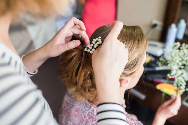 Cabeleireiro menina corte — Fotografia de Stock