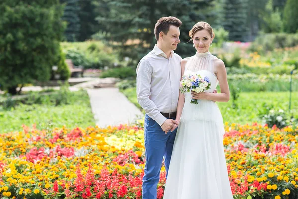 Beautiful young bride and groom — Stock Photo, Image