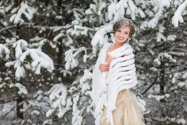 Portrait of winter bride — Stock Photo, Image