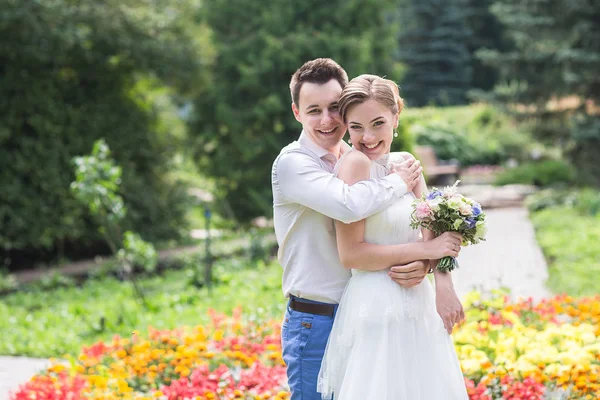 Vackra unga bruden och brudgummen — Stockfoto