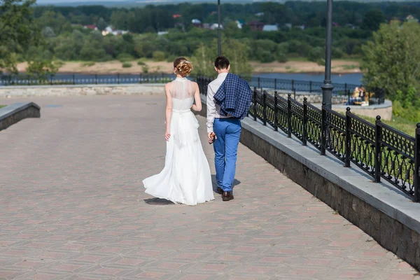 Mutlu gelin ve damat düğün gününü kutluyor. — Stok fotoğraf