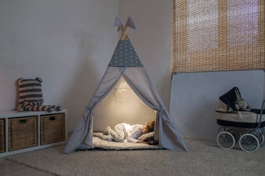 Çocuk teepee içinde uyur
