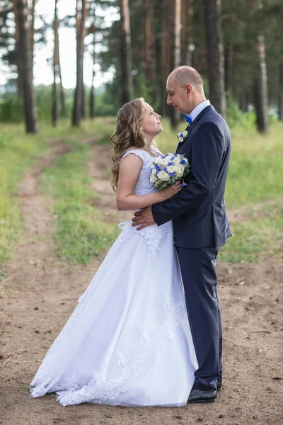 Encantador casal de casamento — Fotografia de Stock