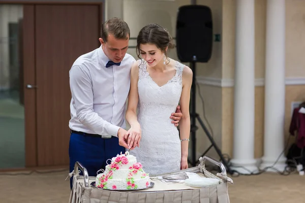 Spitze der Hochzeitstorte dekoriert — Stockfoto