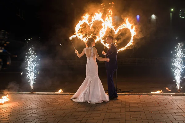 Set fire to the couple — Stock Photo, Image