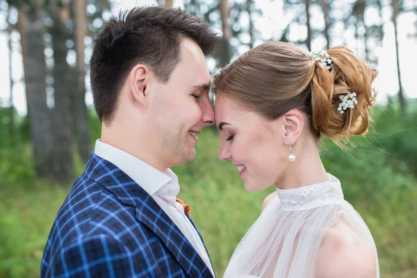 Beautiful young bride and groom — Stock Photo, Image