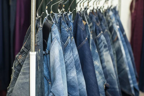 Sorban akasztott blue Jeans — Stock Fotó