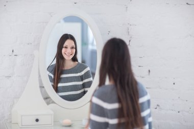 aynada yansıması bakarak kadın