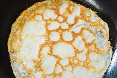 bir metal siyah kızartma tavada gözleme