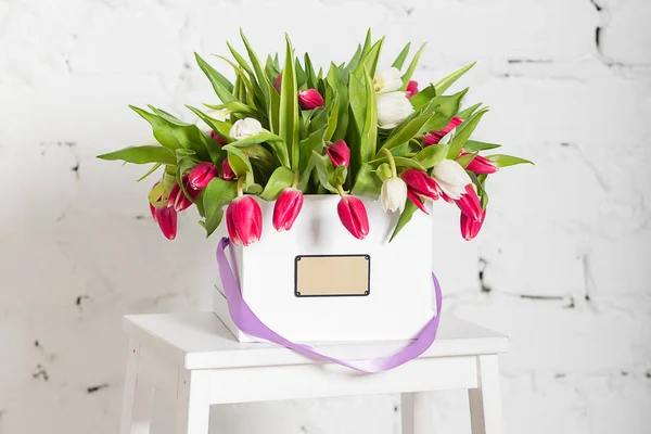 Ramo de rosas y tulipanes en una caja de regalo — Foto de Stock
