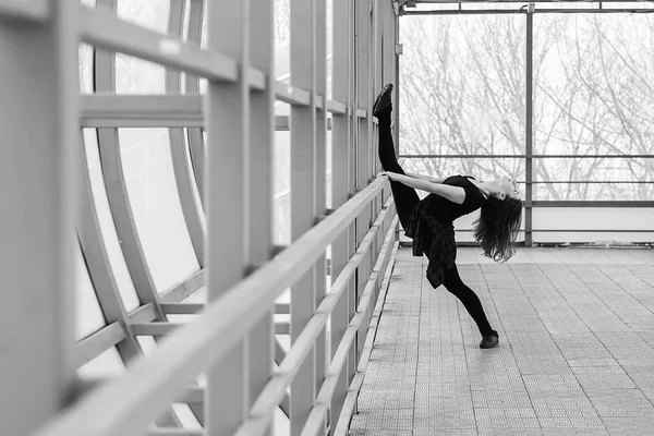 Vrouw van de sport doen die zich uitstrekt buiten — Stockfoto