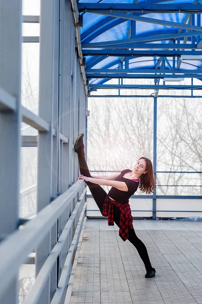 Femme sportive faisant étirement à l'extérieur — Photo