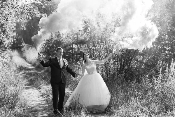 Couple runs smoke — Stock Photo, Image