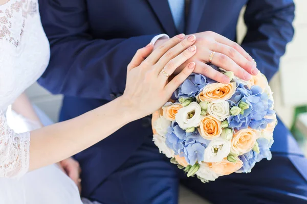Manos con anillos de boda —  Fotos de Stock