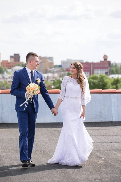 Bride and groom on the roof — Stock Photo, Image