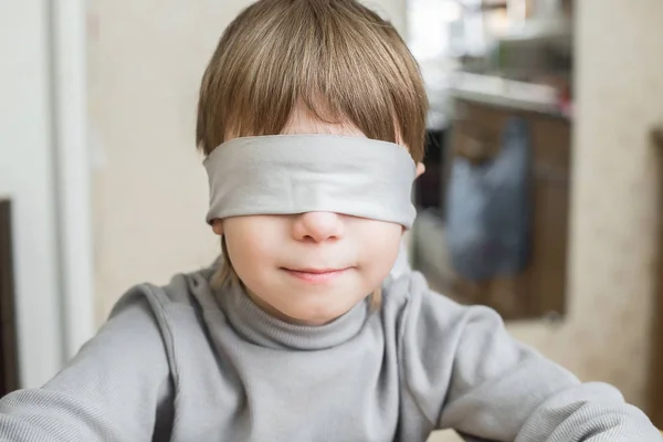 El niño tenía los ojos vendados en casa. . — Foto de Stock