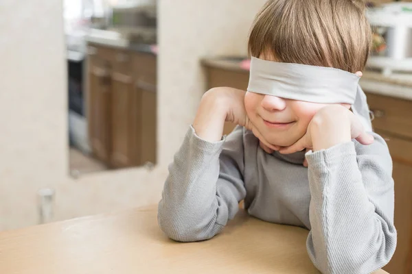 El niño tenía los ojos vendados en casa. — Foto de Stock