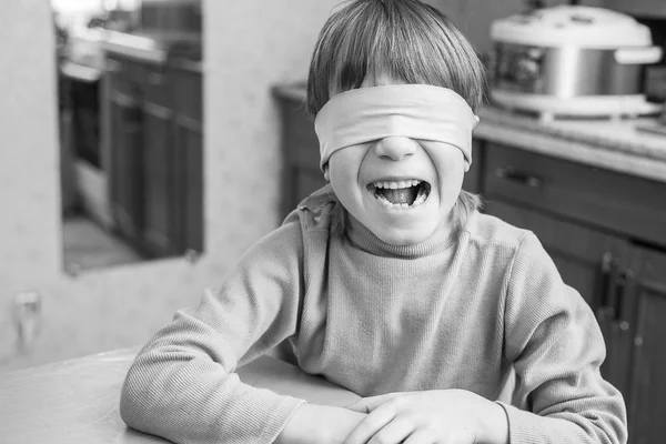 Barnet hadde bind for øynene hjemme. – stockfoto