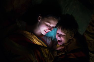 Anne ve oğlu tablet üzerinde oynama