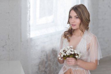 Parlak bir oda sabah gelinler.