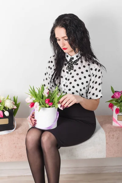 Hermosa joven con un ramo de flores — Foto de Stock