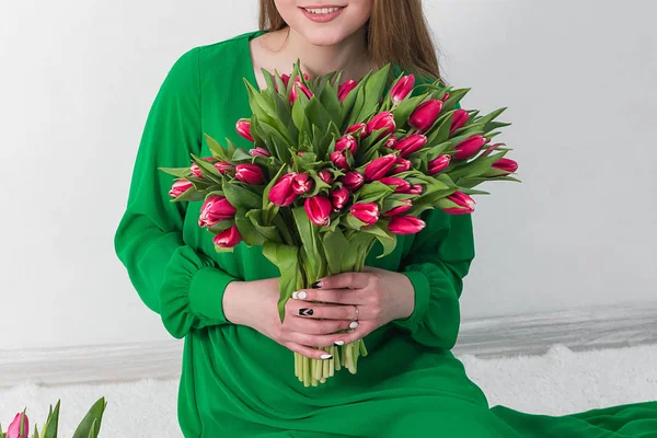 Kvinna med bukett av rosor och tulpaner i rutan — Stockfoto