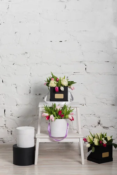 Ramo de rosas y tulipanes en una caja de regalo —  Fotos de Stock