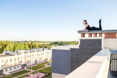 Genç kadın çatıda yoga yaparken