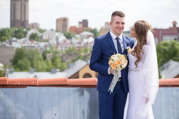 Sposi sul tetto — Foto Stock