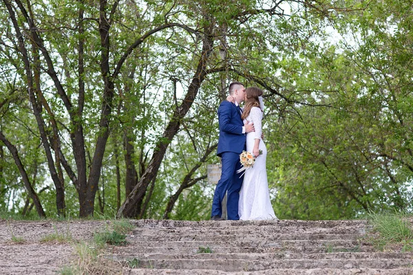 Bride and groom walking — Stock Photo, Image