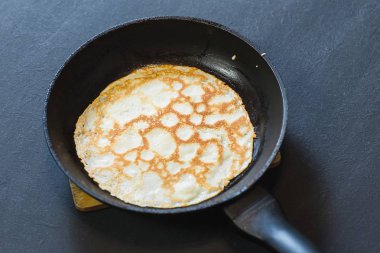 Yığın krep tava üzerinde.