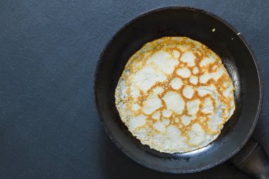 Kızartma tavasında gözleme.