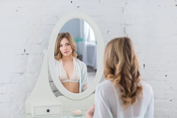 Gentlebride in negligee prepare for the wedding. — Stock Photo, Image