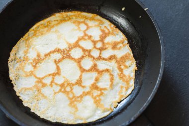 bir metal siyah kızartma tavada gözleme