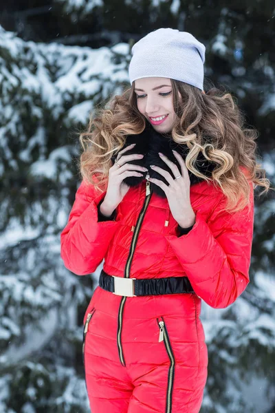 Жінка в червоному комбінезоні взимку — стокове фото