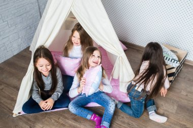 Bir teepee ile oynayan çocuk