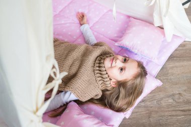 Bir teepee ile oynayan çocuk