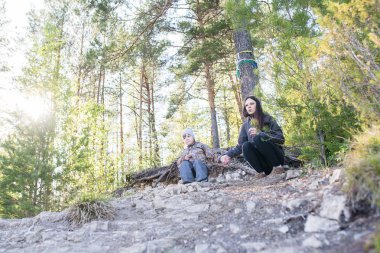 Anne oğluyla yürüyor.