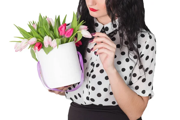 Kobieta trzyma bukiet róże i tulipany w polu — Zdjęcie stockowe
