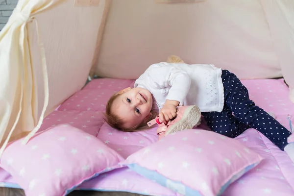 Criança brincando com um teepee — Fotografia de Stock