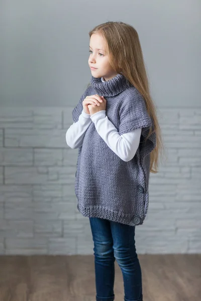 Mode Kind Strickpullover — Stockfoto