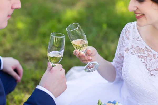 Champagne in hands — Stock Photo, Image