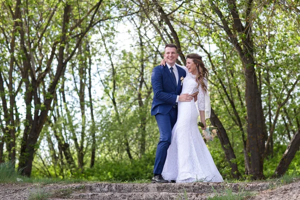 Bruden och brudgummen promenader — Stockfoto