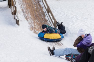 Mutlu bir çocuk buz dağ boru çocuklarda için gidiyor