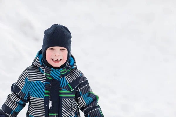 Porträt eines kleinen Jungen in der Winterzeit — Stockfoto